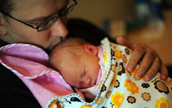 Vaderlijke binding
tussen een vader en zijn pasgeboren dochter
Kiefer.Wolfowitz 2012 wikimedia.org