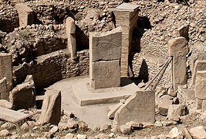 Das prähistorische Heiligtum 'Göbekli Tepe', im Südosten der Türkei,
wurde vor 11.000 Jahren von Menschen der frühen Jungsteinzeit errichtet.
Teomancimit 2011 commons.wikimedia
