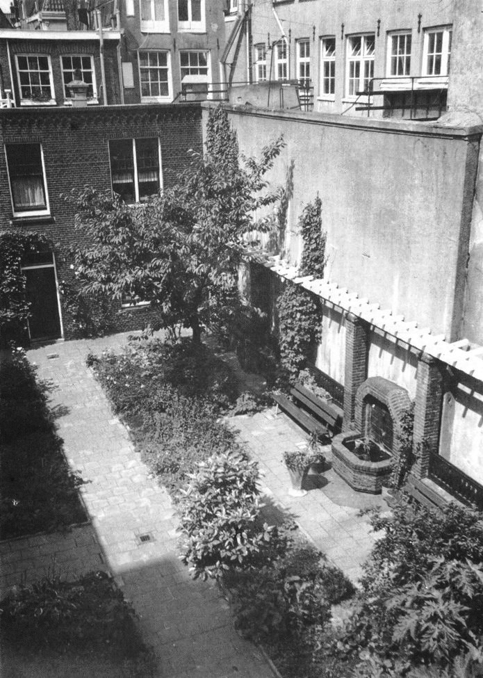 De tuin met de fontein, 
gezien vanaf de tweede verdieping.