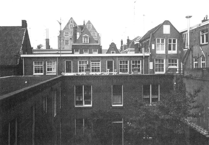 Een blik vanaf de tweede verdieping. 
Over het dak van het Rijpenhofje zijn de huizen De Lely te zien.